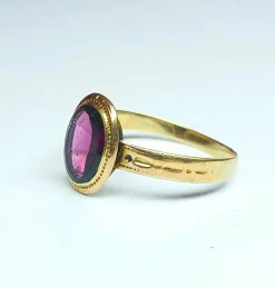 Bague ancienne en or jaune et grenat violacé