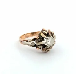 Bague ancienne en or jaune avec gros diamant central