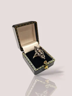 Bague ancienne en or jaune avec diamants roses en argent