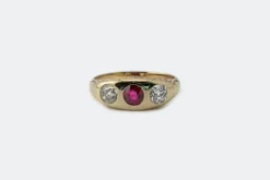 Bague ancienne en or jaune avec rubis et diamants