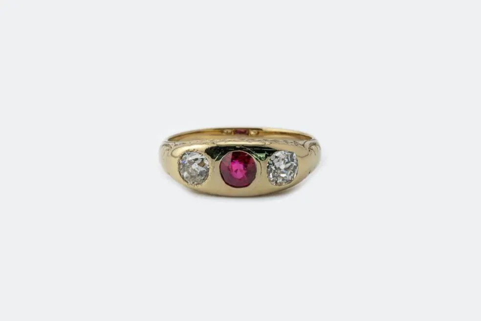 Bague ancienne en or jaune avec rubis et diamants