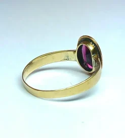 Bague ancienne en or jaune et grenat violacé