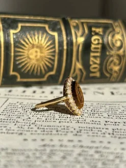 Bague ancienne en or jaune 18k œil de tigre et perles
