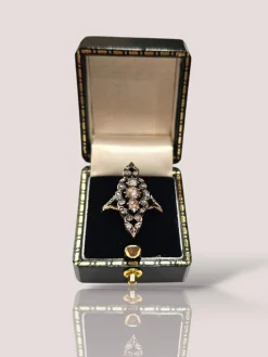 Bague ancienne en or jaune avec diamants roses en argent
