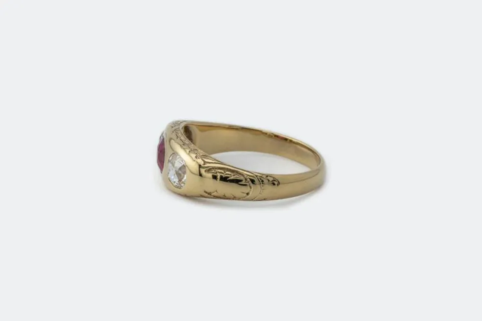 Bague ancienne en or jaune avec rubis et diamants