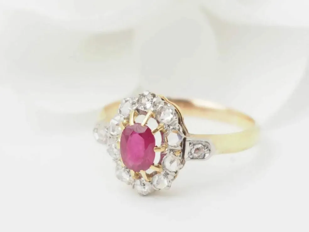 Bague ancienne en or jaune, rubis et diamants