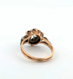Bague ancienne en or jaune avec gros diamant central