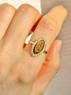 Bague ancienne en or jaune 18k œil de tigre et perles