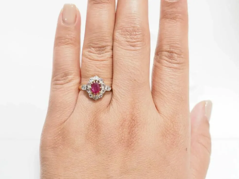 Bague ancienne en or jaune, rubis et diamants