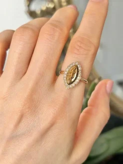 Bague ancienne en or jaune 18k œil de tigre et perles