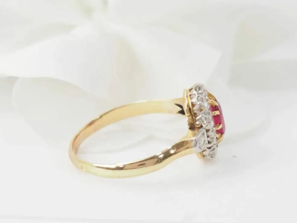 Bague ancienne en or jaune, rubis et diamants