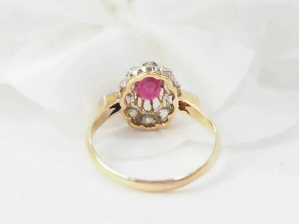 Bague ancienne en or jaune, rubis et diamants