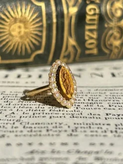 Bague ancienne en or jaune 18k œil de tigre et perles