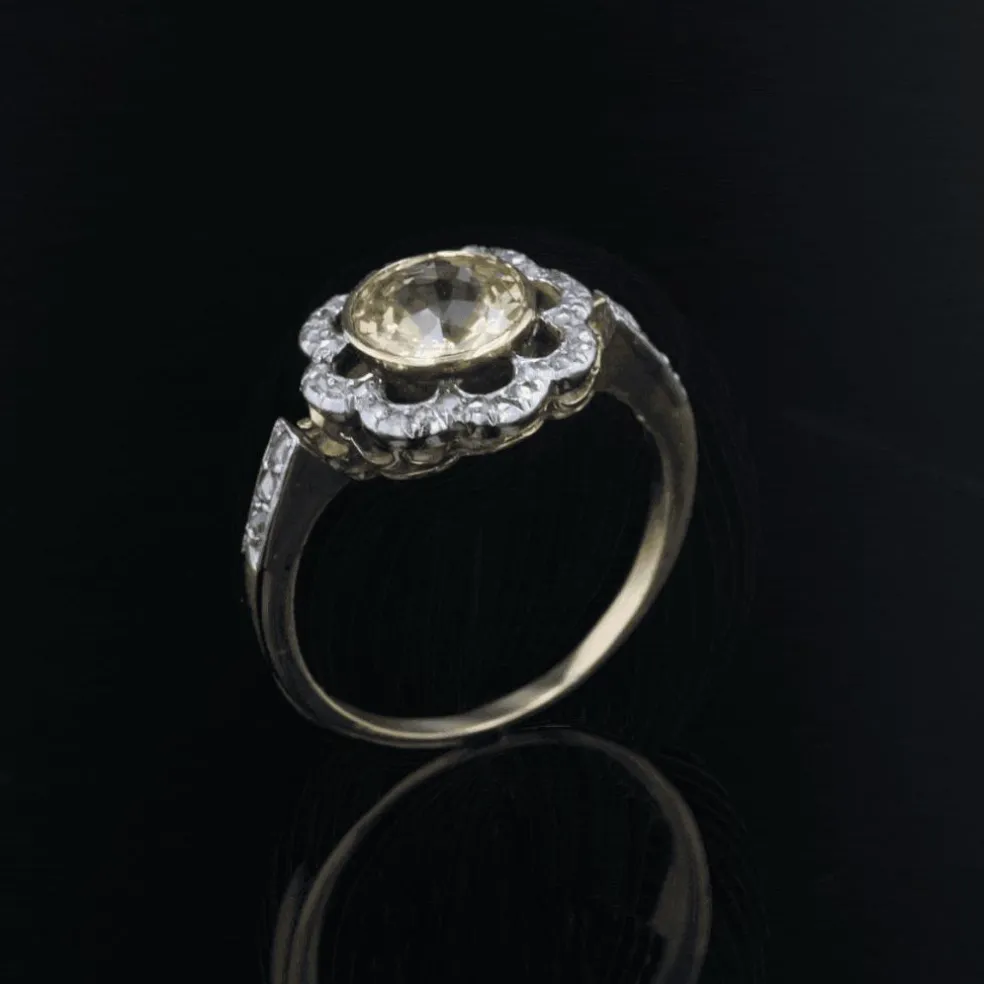 Bague ancienne fleur saphir jaune et diamants