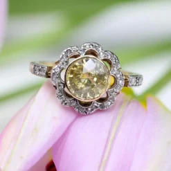 Bague ancienne fleur saphir jaune et diamants
