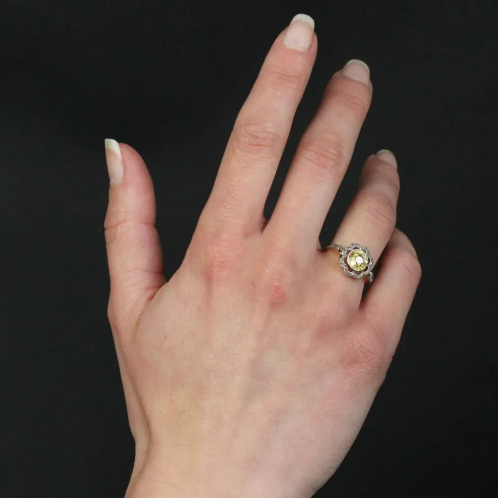 Bague ancienne fleur saphir jaune et diamants