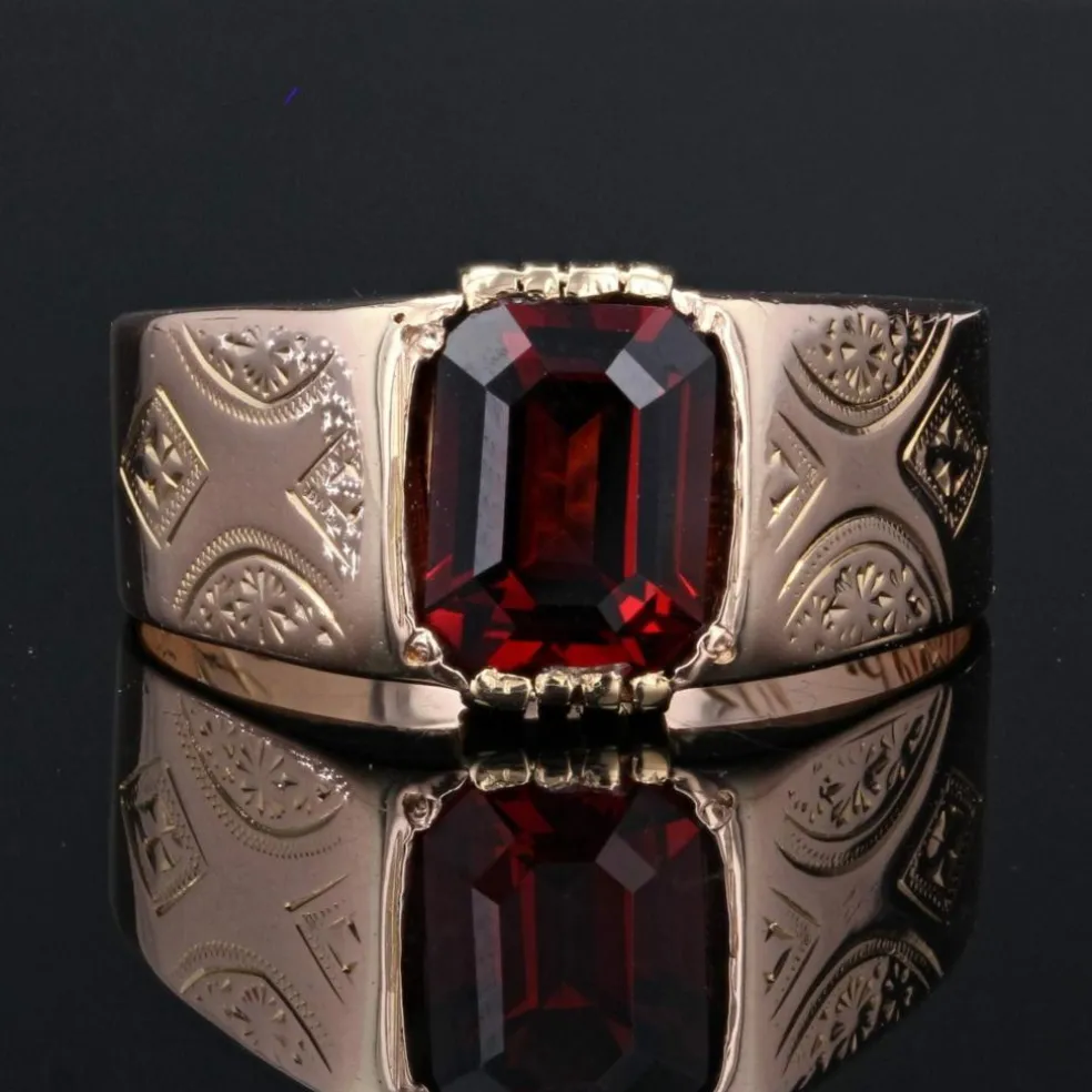 Bague ancienne gravée et grenat