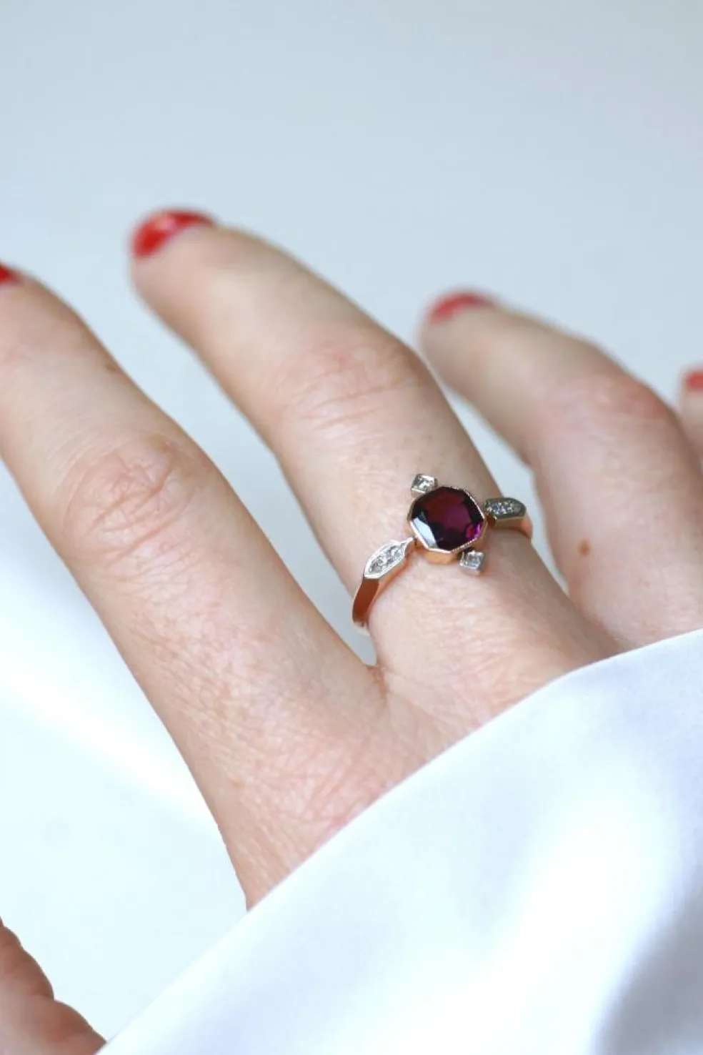 Bague Ancienne Grenat et Diamants sur Or Rose