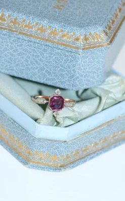 Bague Ancienne Grenat et Diamants sur Or Rose