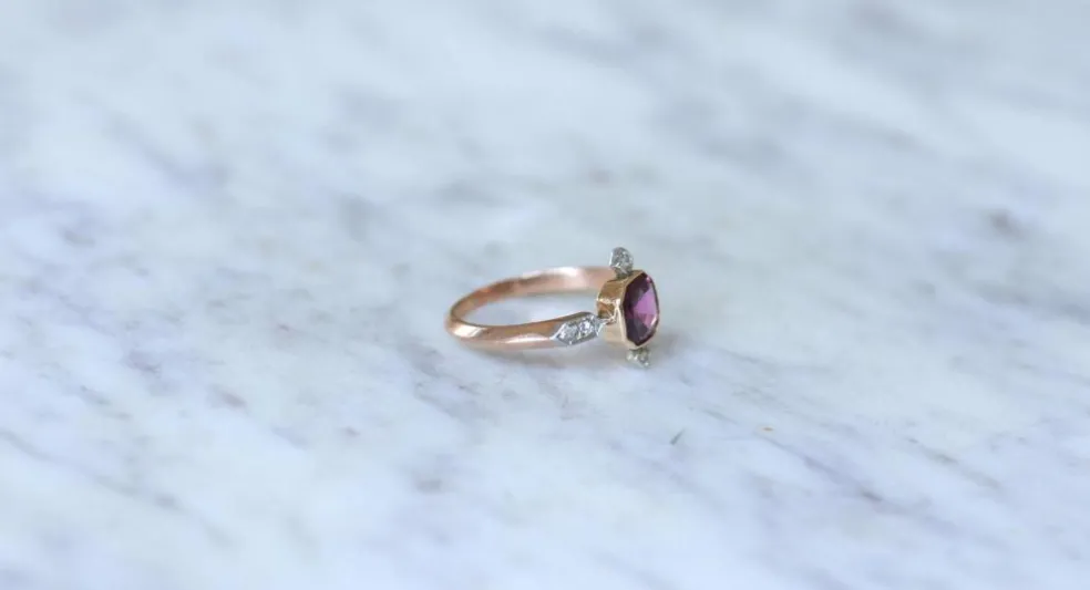 Bague Ancienne Grenat et Diamants sur Or Rose