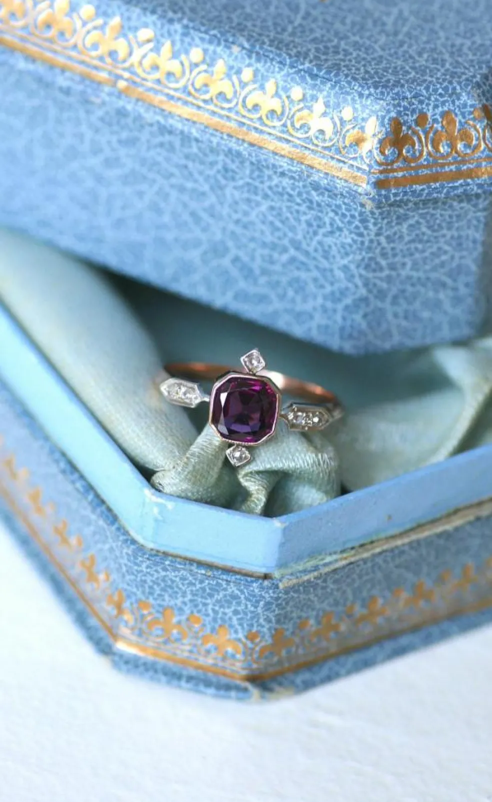 Bague Ancienne Grenat et Diamants sur Or Rose