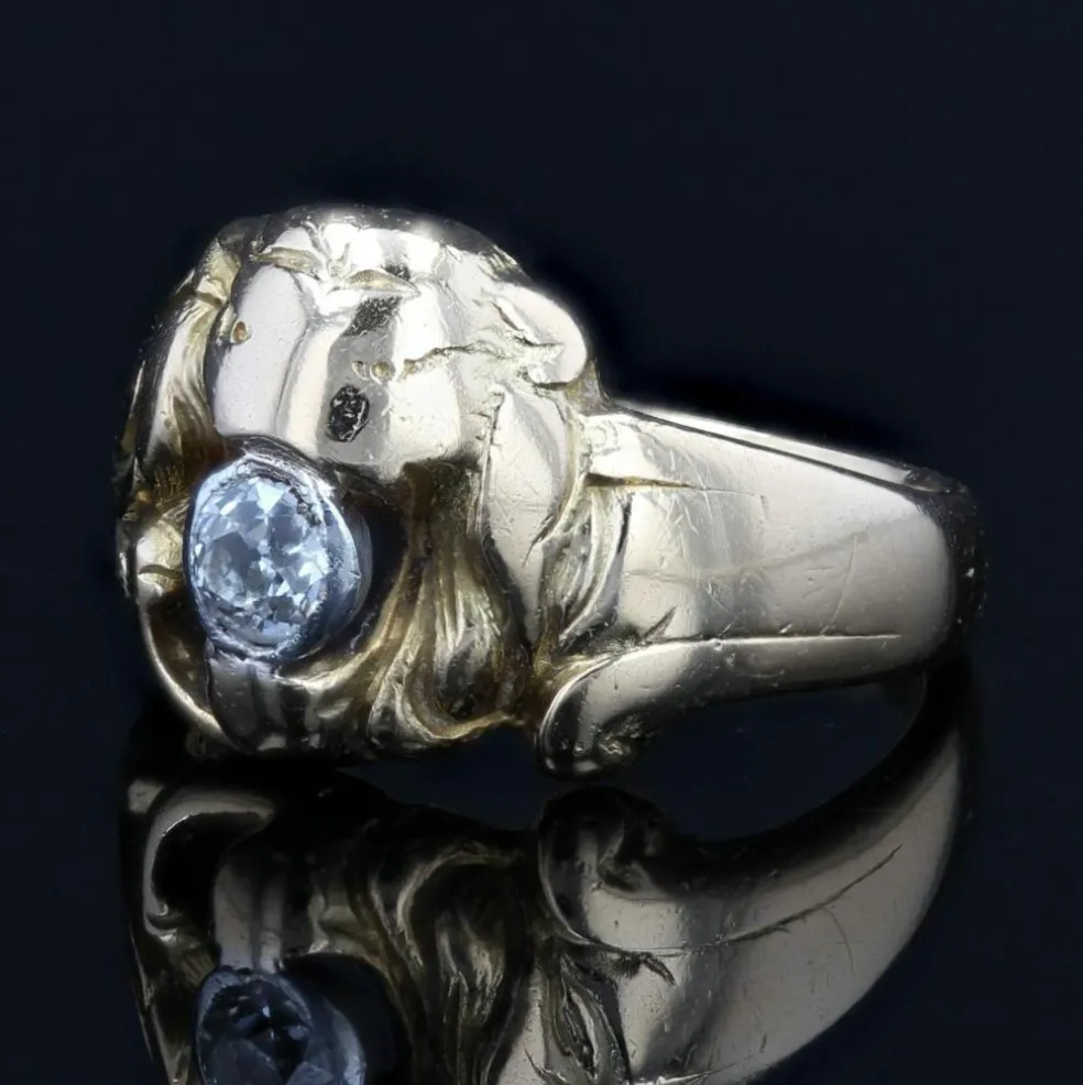 Bague ancienne lion en or et son diamant