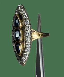 BAGUE ANCIENNE MARQUISE TRILOGIE DE SAPHIRS ET DIAMANTS