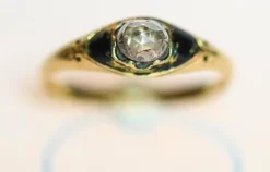 Bague ancienne Memento Mori en or 14 carats, diamant taille rose et émail noir