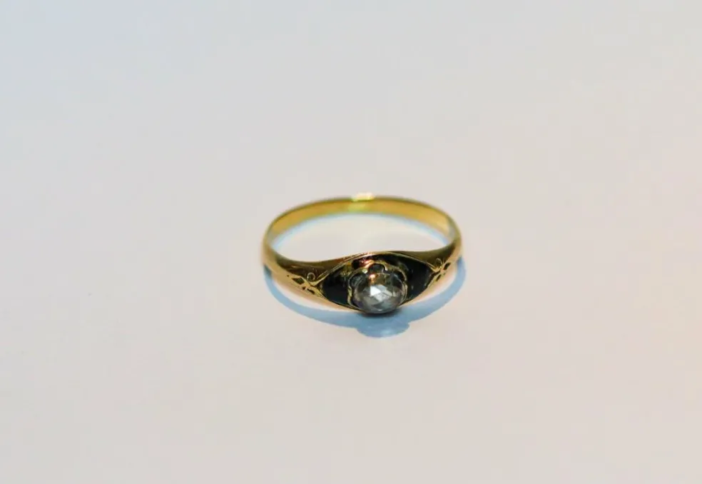 Bague ancienne Memento Mori en or 14 carats, diamant taille rose et émail noir