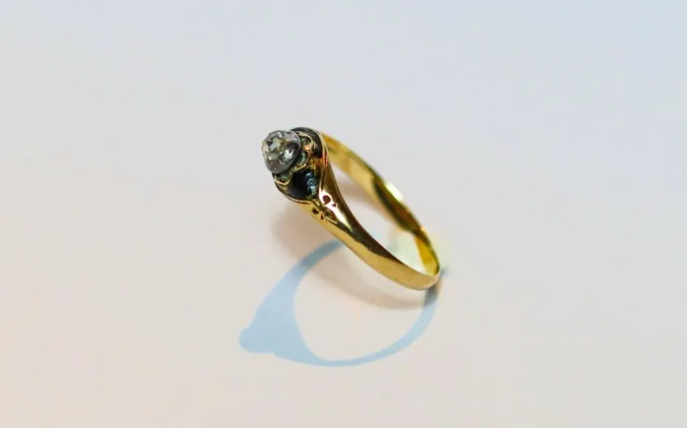 Bague ancienne Memento Mori en or 14 carats, diamant taille rose et émail noir