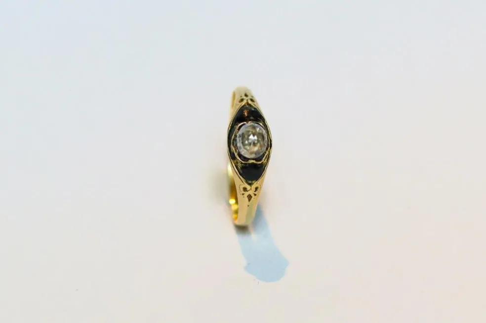 Bague ancienne Memento Mori en or 14 carats, diamant taille rose et émail noir