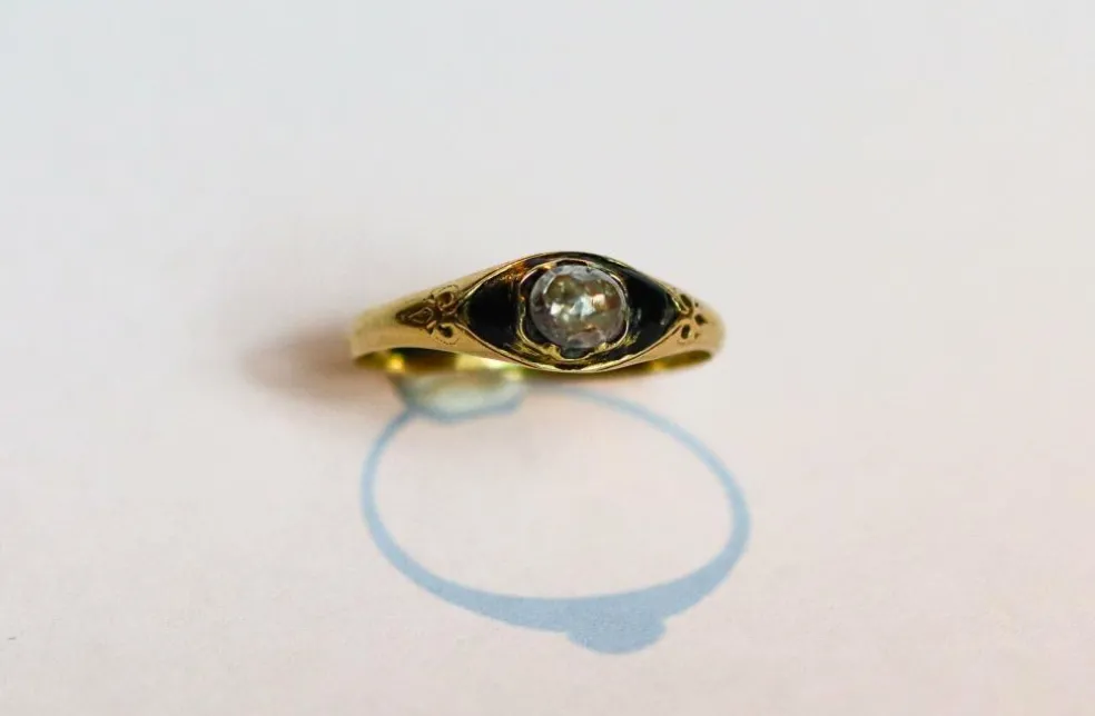 Bague ancienne Memento Mori en or 14 carats, diamant taille rose et émail noir