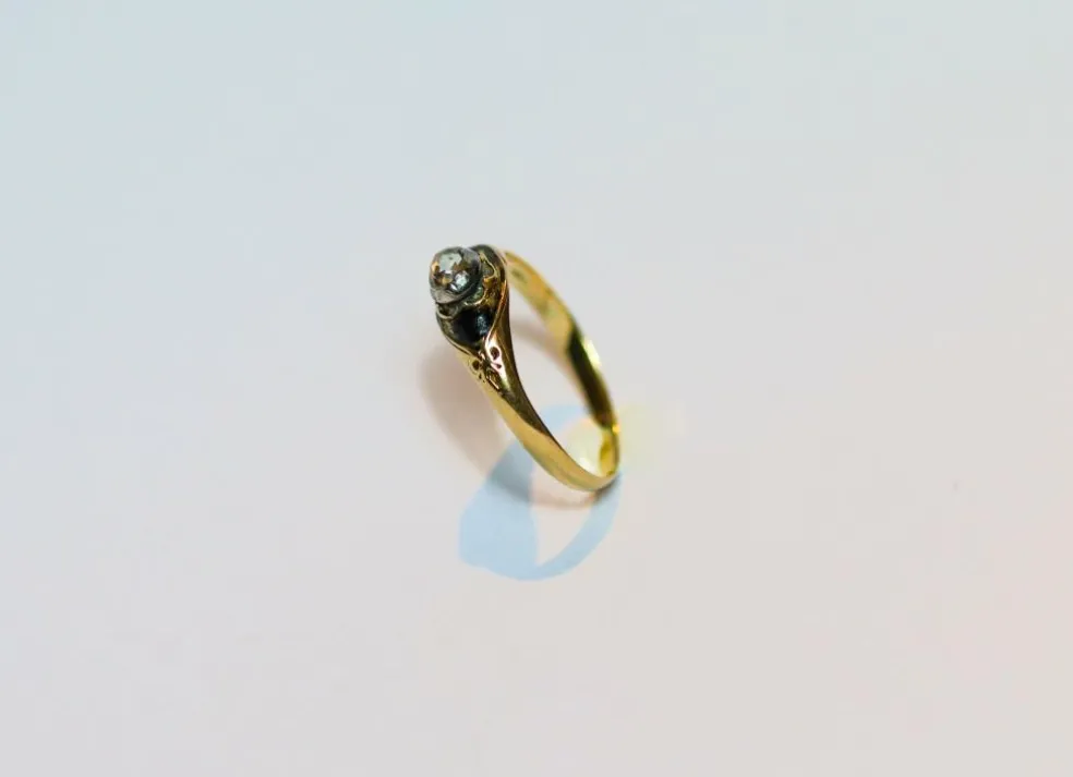 Bague ancienne Memento Mori en or 14 carats, diamant taille rose et émail noir