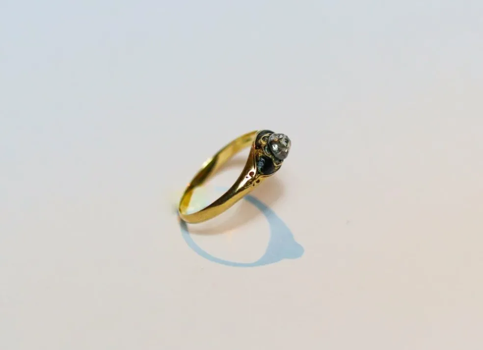 Bague ancienne Memento Mori en or 14 carats, diamant taille rose et émail noir