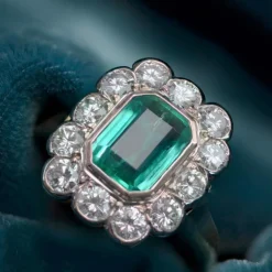 Bague ancienne émeraude et diamants rectangulaire