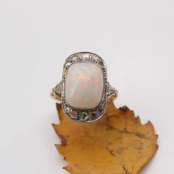 Bague ancienne opale blanche et diamants