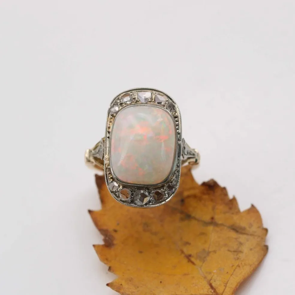 Bague ancienne opale blanche et diamants