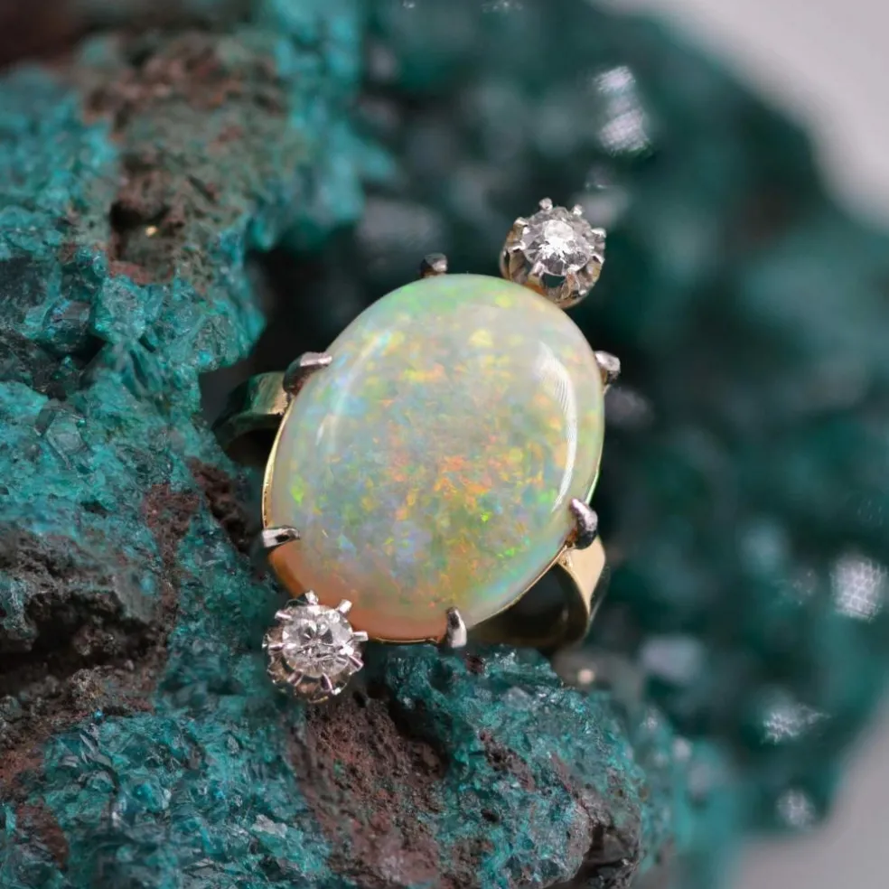 Bague ancienne opale et ses 2 diamants