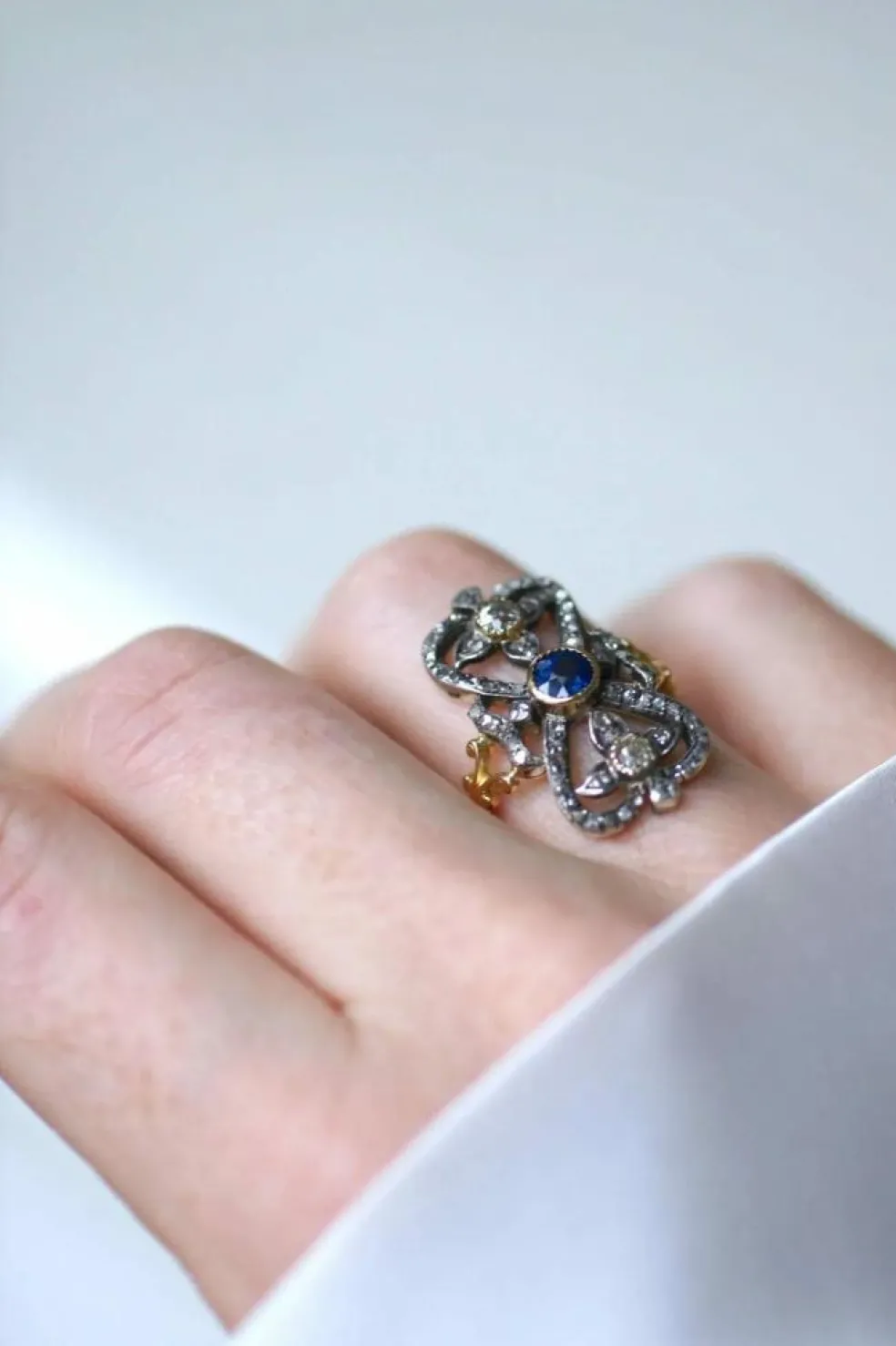 Bague ancienne or jaune, argent, saphir, diamants