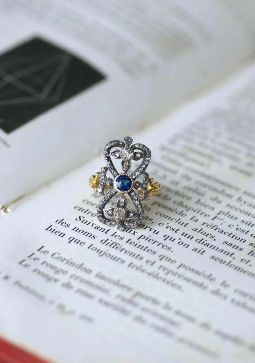 Bague ancienne or jaune, argent, saphir, diamants