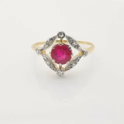 Bague ancienne or jaune, rubis, diamants