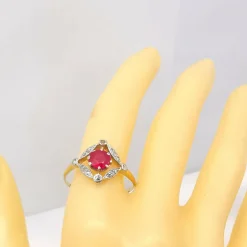 Bague ancienne or jaune, rubis, diamants