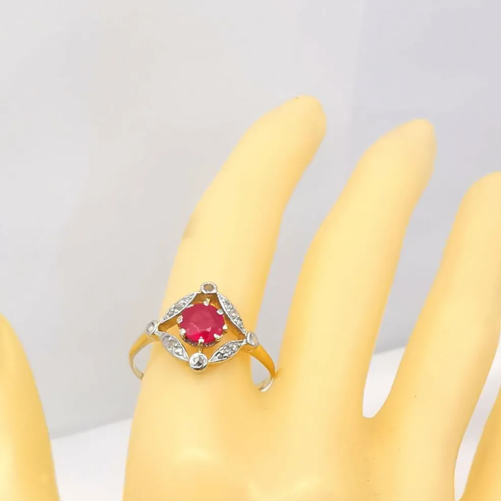 Bague ancienne or jaune, rubis, diamants