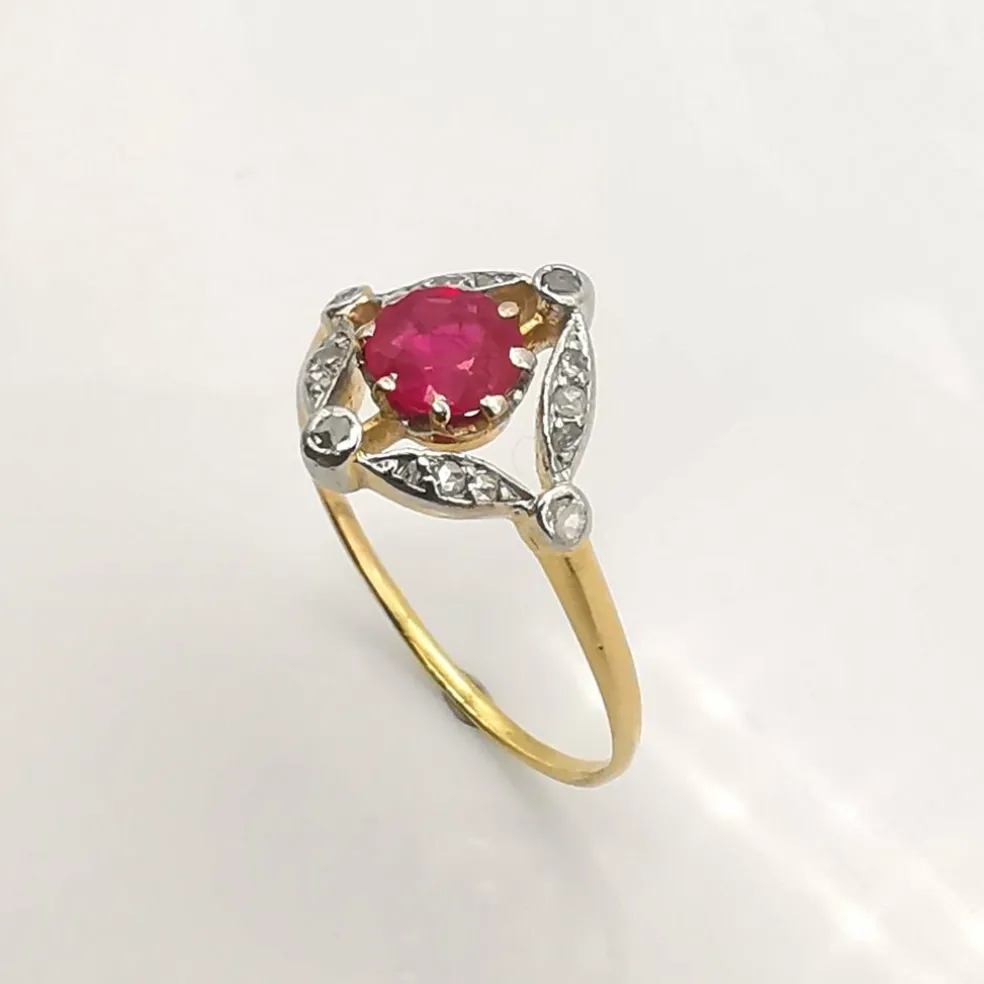 Bague ancienne or jaune, rubis, diamants