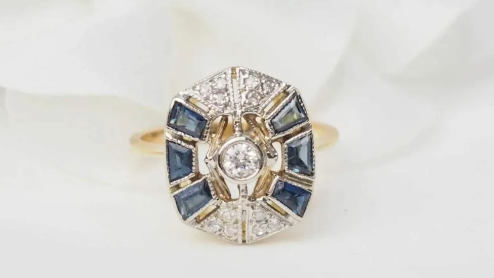 Bague ancienne or jaune, saphirs, diamants