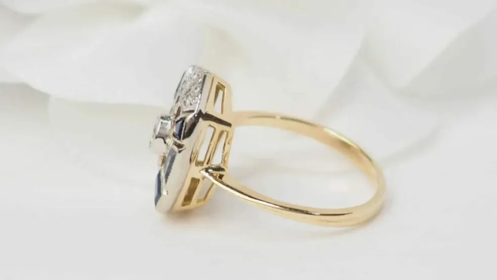 Bague ancienne or jaune, saphirs, diamants