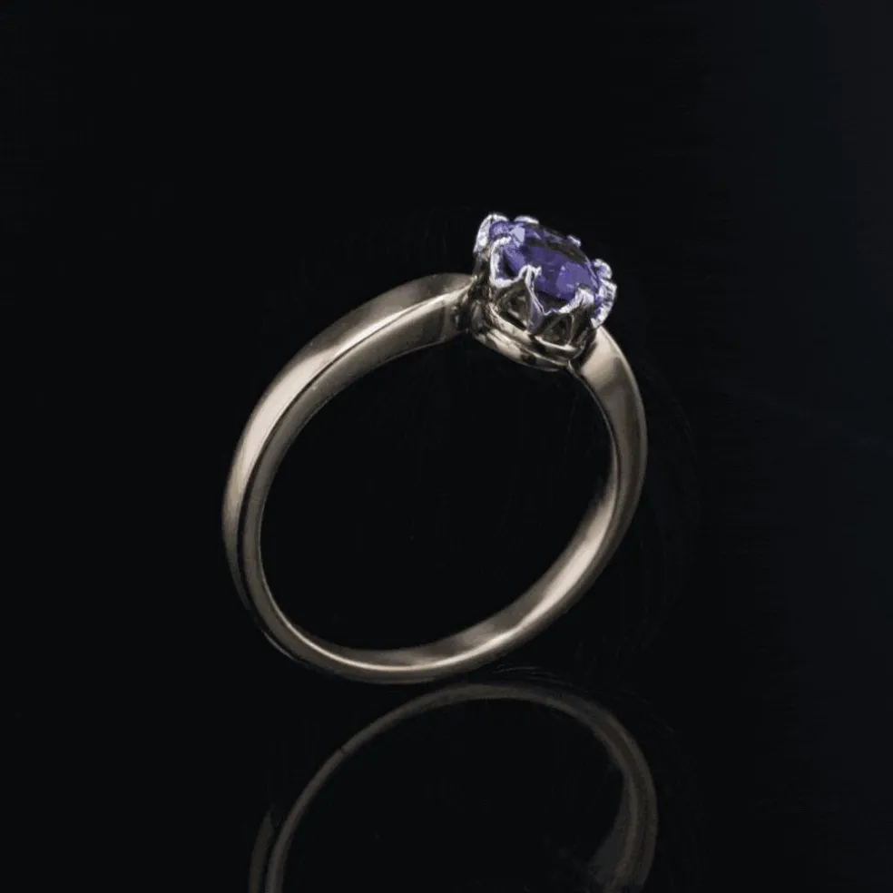 Bague ancienne saphir violet montée en solitaire