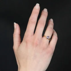 Bague ancienne saphir violet montée en solitaire