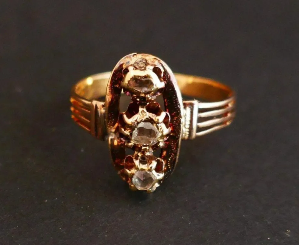 Bague Ancienne sertie de Diamants, Or Rose