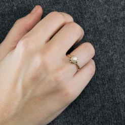 Bague ancienne style solitaire en or rose et perle 6mm.